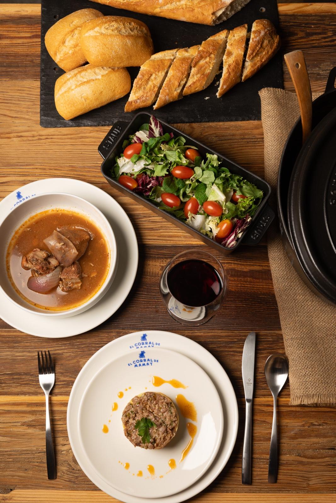 Mesa completa con causa, ceviche y vino - El Corral de Mamay